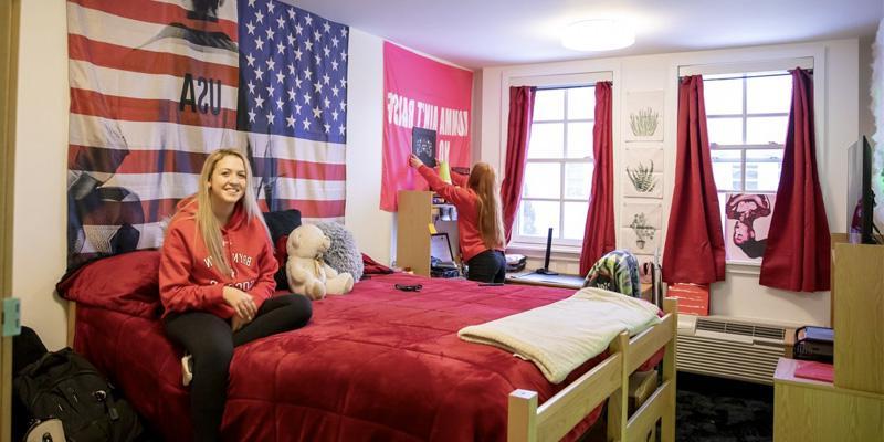 学生们在一个舒适的宿舍里闲逛和装饰他们的房间